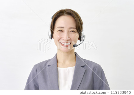微笑的操作員白色背景 115533940