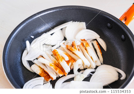 Making thin fried chikuwa and onion Making thin fried chikuwa and onion 115534353