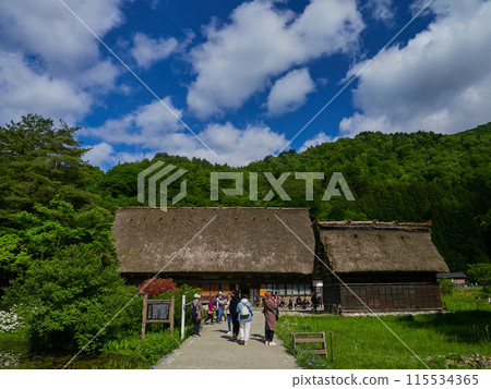 初夏旅遊勝地白川鄉的合掌造風格建築與遊客 初夏旅遊勝地白川鄉的合掌造風格建築與遊客 115534365