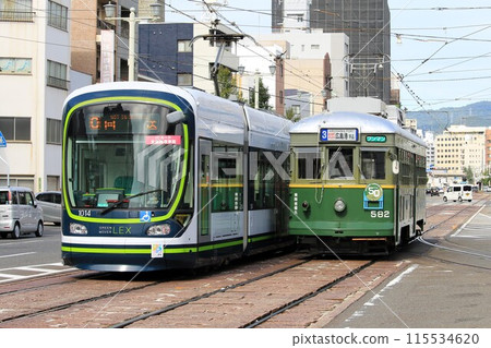 [Hiroshima Electric Railway] 1000 series and 570 series (Ujina Line: Hiroden Honshamae Station) 115534620