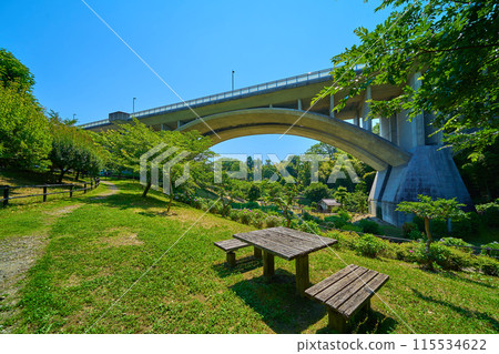 東京稻城市若葉台的笠里大橋,從公園長椅附近往水磨坊方向看去 東京稻城市若葉台的笠里大橋,從公園長椅附近往水磨坊方向看去 115534622