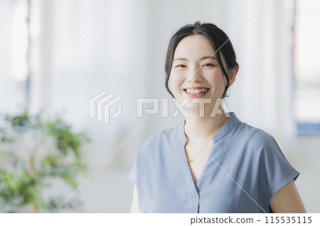 A woman with a laptop 115535115