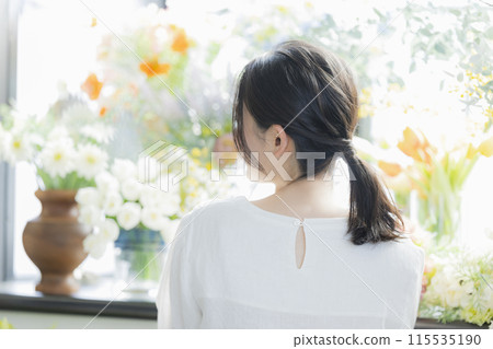 拿著花束的年輕女子 115535190
