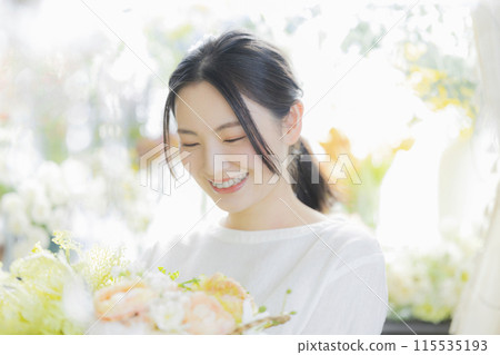拿著花束的年輕女子 拿著花束的年輕女子 115535193