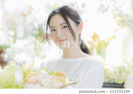 拿著花束的年輕女子 115535194