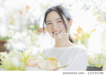 拿著花束的年輕女子 115535196