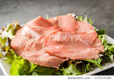 Thinly sliced roast beef 115535206