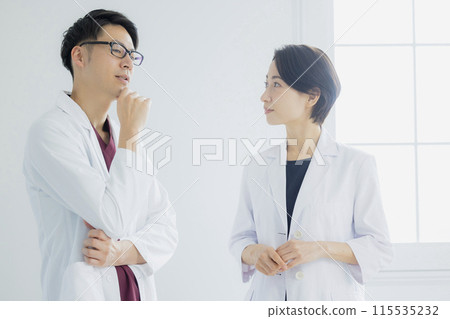 在醫院工作的醫生和女醫生 在醫院工作的醫生和女醫生 115535232