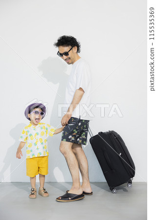 Father and son traveling on summer vacation 115535369