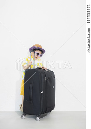 Father and son traveling on summer vacation 115535371