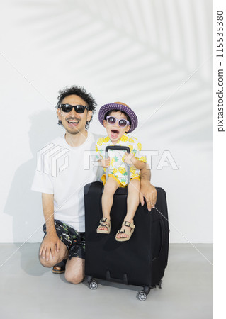 父親和兒子暑假去旅行 父親和兒子暑假去旅行 115535380