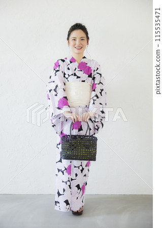 一個女人穿著浴衣 一個女人穿著浴衣 115535471