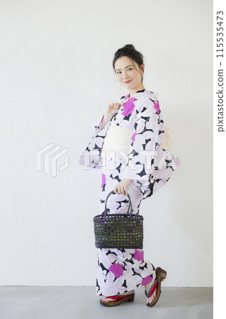 一個女人穿著浴衣 115535473