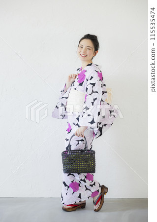 一個女人穿著浴衣 115535474