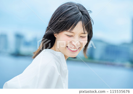 Outdoor portrait of a young woman 115535676