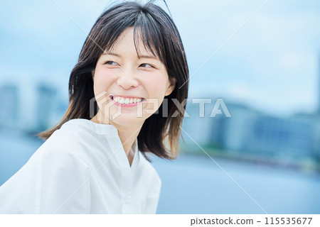Outdoor portrait of a young woman 115535677