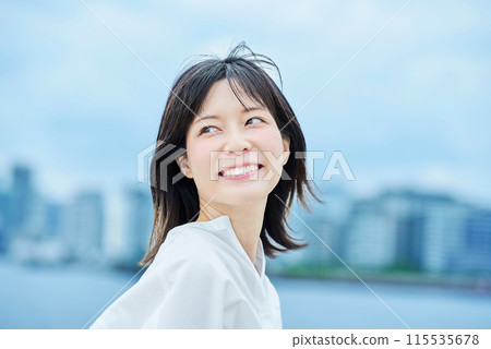Outdoor portrait of a young woman 115535678
