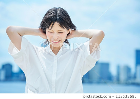 一名年輕女子的戶外肖像 115535683