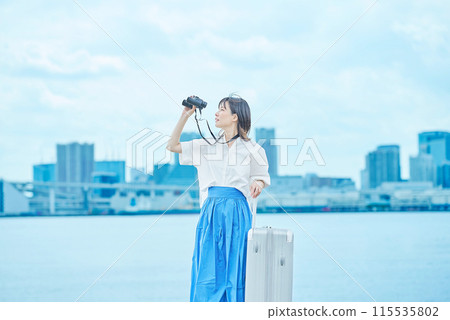 年輕女子用雙筒望遠鏡看遠處的風景 115535802