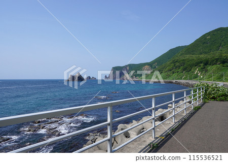 從窗戶岩石看起來像窗戶的地方 從窗戶岩石看起來像窗戶的地方 115536521