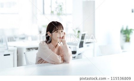 一個提出想法的女人 一個提出想法的女人 115536809