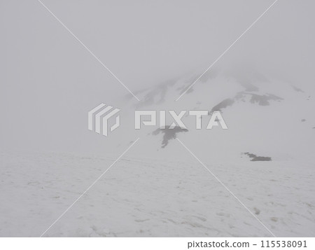陰天時立山黑部阿爾卑斯山路線室堂的雪景 陰天時立山黑部阿爾卑斯山路線室堂的雪景 115538091