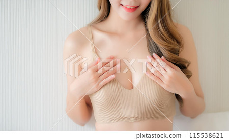 穿著胸罩的女人，女人身體的形象 115538621