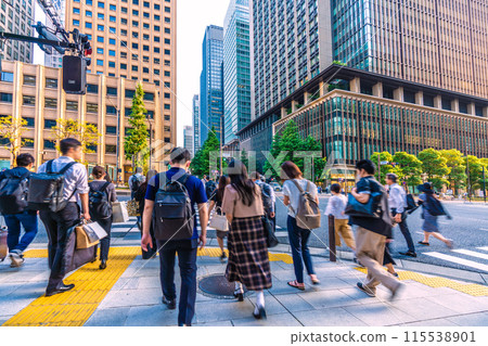 日本東京城市景觀回國。從大手町看大手町站前的十字路口。後面的丸之內 = 6 月 14 日 115538901
