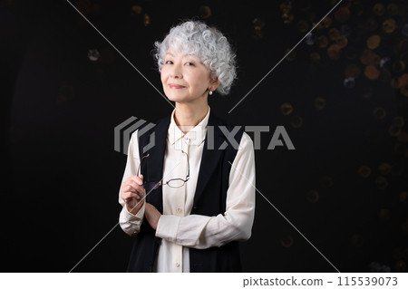 一位 60 多歲的女性正在豐富自己退休後的第二職業生涯，擔任高級導師。 115539073