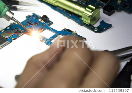 smartphone repair smartphone Soldered parts, male, close-up 115539597