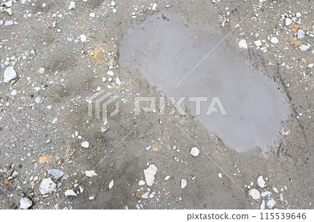 礫石地面泥濘,有水坑 礫石地面泥濘,有水坑 115539646