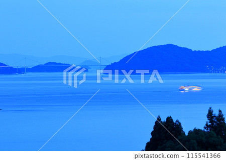 黃昏時分，一艘客輪在瀨戶內海緩緩航行 115541366