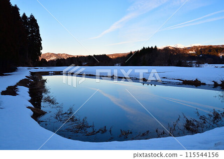 充滿水的稻田，冬天的風景（新潟縣） 115544156