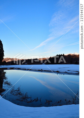 充滿水的稻田，冬天的風景（新潟縣） 115544157