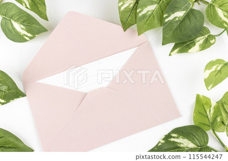 粉紅色信封和人造綠色。情書圖片 115544247