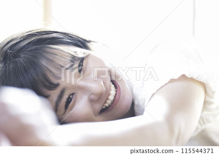 被溫柔光芒包圍的女人 115544371