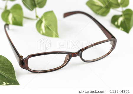眼鏡和假綠色。視力矯正影像。 眼鏡和假綠色。視力矯正影像。 115544501