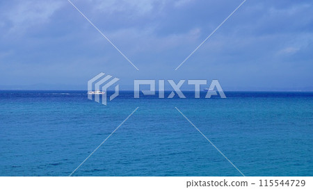 沖繩縣宇流麻市津堅島的圖麥海灘和渡輪久賀尼 115544729