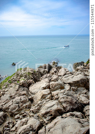 The steep cliffs and sea of Tojinbo on a clear day 115544971