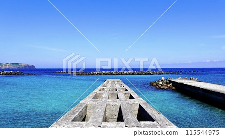 Pier ruins and seascape on Maehama Beach in Niijima, Izu Islands 115544975