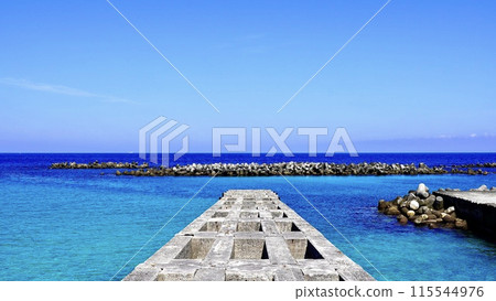 Pier ruins and seascape on Maehama Beach in Niijima, Izu Islands 115544976