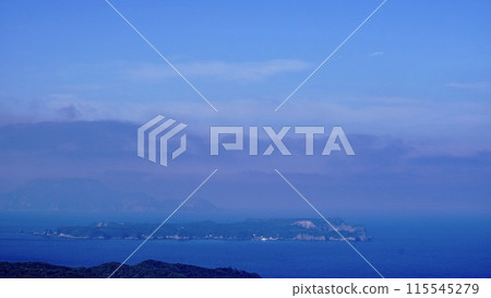 從伊豆群島新島富士見峠展望台看到的陣內島和大平島 115545279