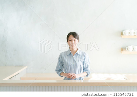一名女子站在櫃檯前的照片 一名女子站在櫃檯前的照片 115545721