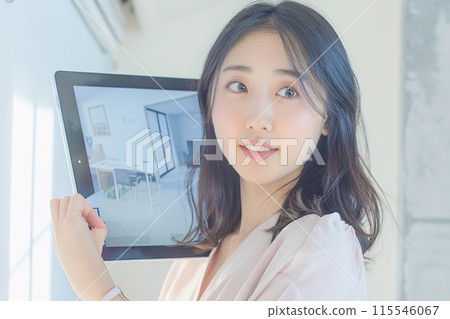 圖 2:設計師在平板電腦上設計網站 圖 2:設計師在平板電腦上設計網站 115546067