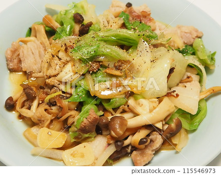 炒蔬菜,妻子自製的家常菜,在家用餐,幸福的家庭 炒蔬菜,妻子自製的家常菜,在家用餐,幸福的家庭 115546973