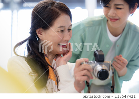 Hobby: Seniors taking lessons at a photography class 115547421