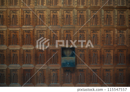 拍攝位於京都市上京區的關藏寺的庭院，該寺因消除各種痛苦的牛牛地藏菩薩雕像而聞名。 115547557