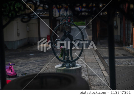 拍攝位於京都市上京區的關藏寺的庭院，該寺因消除各種痛苦的牛牛地藏菩薩雕像而聞名。 115547591