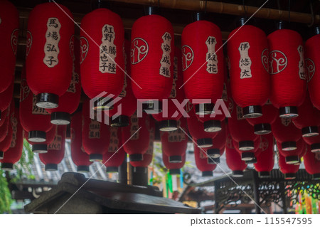 Photographing the grounds of Shakuzoji Temple in Kamigyo Ward, Kyoto City, known for its Kuninuki (bitterness) Jizo statue, which removes various sufferings. 115547595