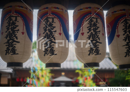 拍攝位於京都市上京區的關藏寺的庭院，該寺因消除各種痛苦的牛牛地藏菩薩雕像而聞名。 115547603